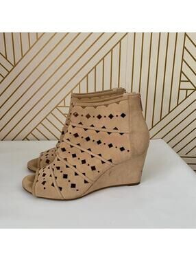 Michael Kors Uma leather Wedge die cut laser cut Sandal 9